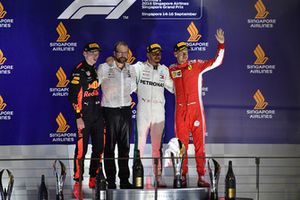 (Da sx a dx): Max Verstappen, Red Bull Racing, Lewis Hamilton, Mercedes AMG F1 e Sebastian Vettel, Ferrari, festeggiano sul podio