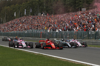 Esteban Ocon, Racing Point Force India VJM11, Sebastian Vettel, Ferrari SF71H, Lewis Hamilton, Mercedes AMG F1 W09 and Sergio Perez, Racing Point Force India VJM11 on lap 1