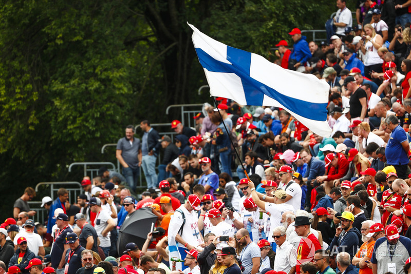 Bandera finlandesa volada por el tifosi para Kimi Raikkonen, Ferrari