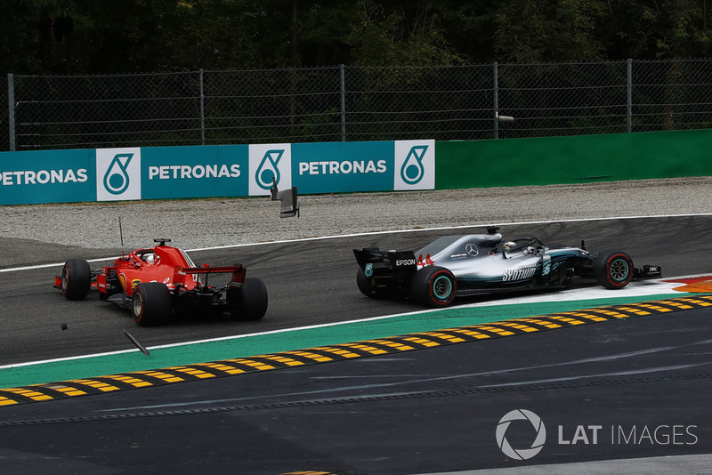 Sebastian Vettel, Ferrari SF71H melintir setelah kontak dengan, Lewis Hamilton, Mercedes AMG F1 W09