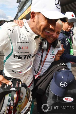 Ganador de la pole Lewis Hamilton, Mercedes AMG F1 celebra en parc ferme