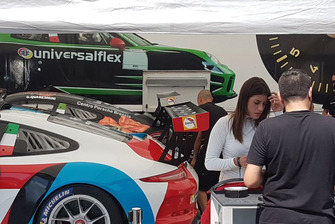 Vicky Piria con un membro del team Dinamic Motorsport