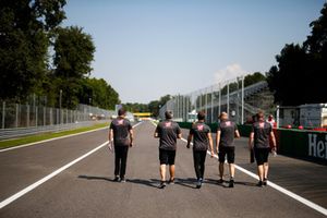 Romain Grosjean, Haas F1 Team, parcourt la piste à pied