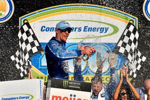 Kevin Harvick, Stewart-Haas Racing, Ford Fusion Busch Light / Mobil 1 wins