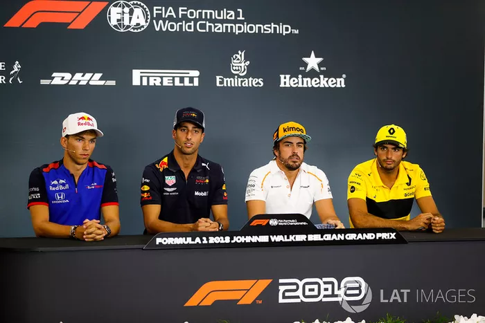 Pierre Gasly, Toro Rosso, Daniel Ricciardo, Red Bull Racing, Fernando Alonso, McLaren, y Carlos Sainz Jr., Renault Sport F1 Team, en rueda de prensa