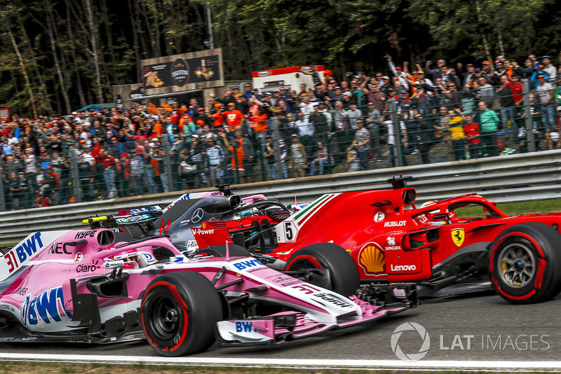 Esteban Ocon, Racing Point Force India VJM11, Sebastian Vettel, Ferrari SF71H, Lewis Hamilton, Mercedes AMG F1 W09 and Sergio Perez, Racing Point Force India VJM11 battle