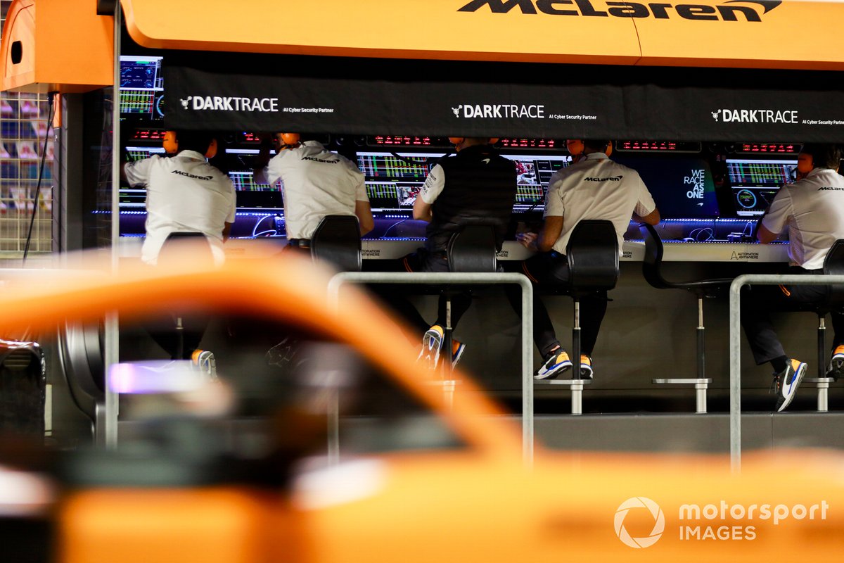 El equipo McLaren en el muro de la pits
