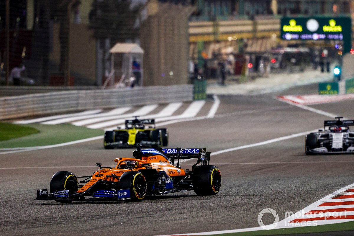 Carlos Sainz Jr., McLaren MCL35, Daniil Kvyat, AlphaTauri AT01, e Daniel Ricciardo, Renault F1 Team R.S.20