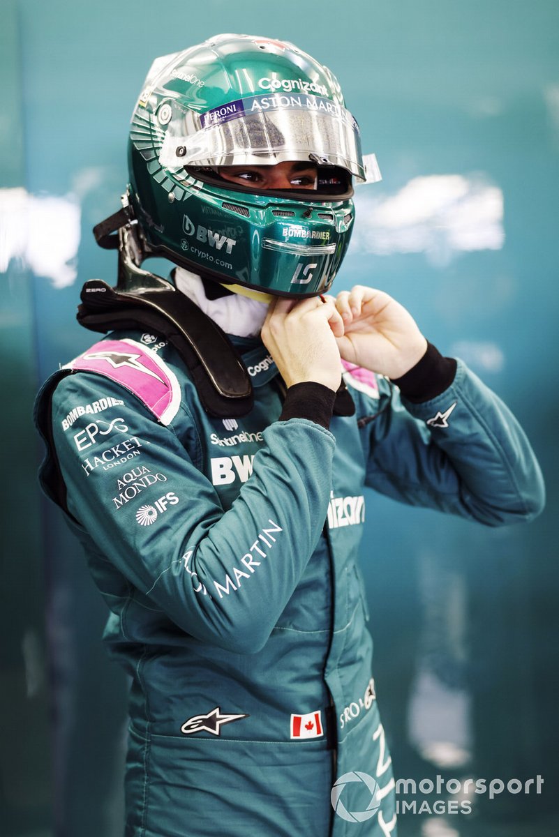 Lance Stroll, Aston Martin, mentre indossa il casco