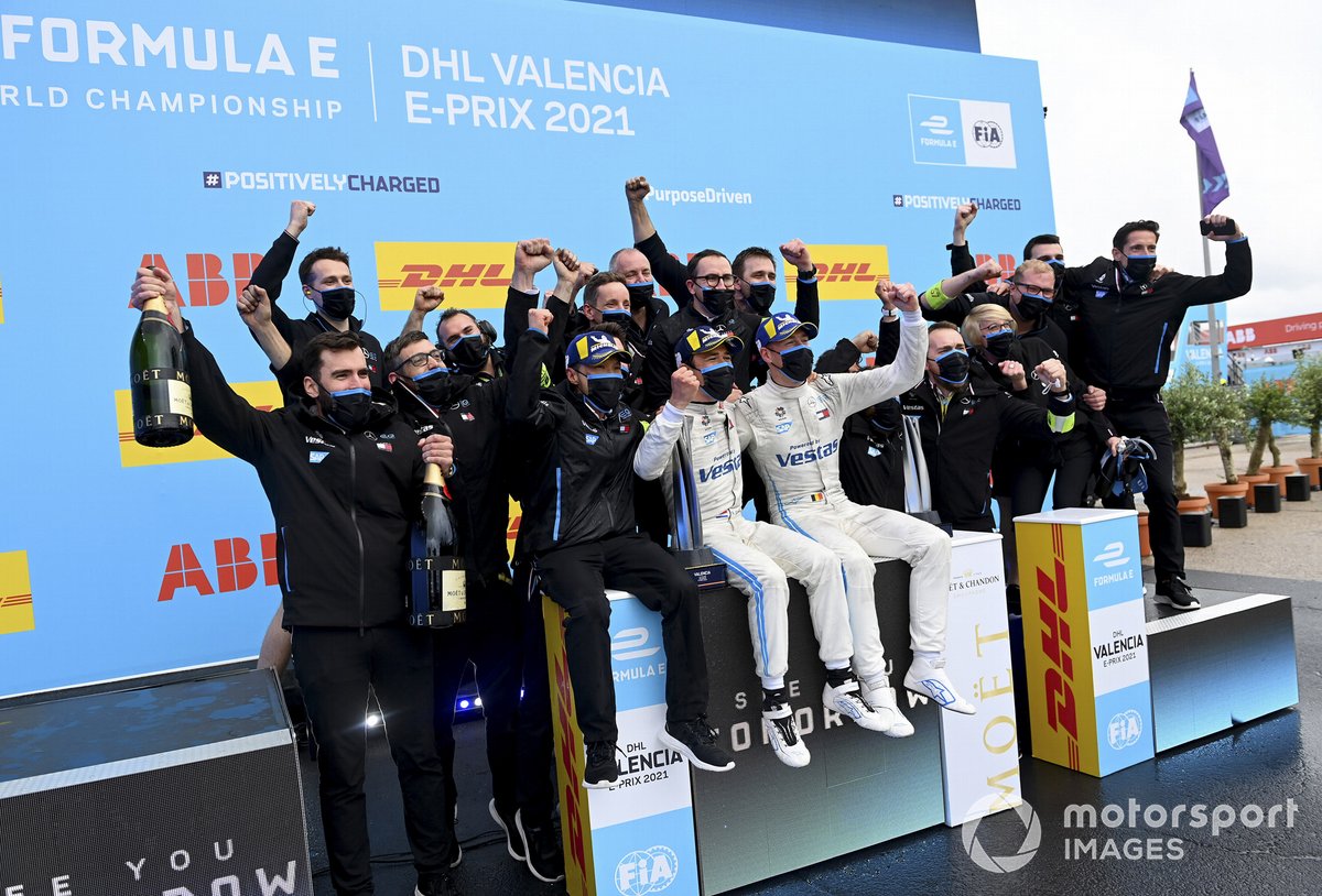 Nyck de Vries, Mercedes-Benz EQ, 1ª posición, Stoffel Vandoorne, Mercedes-Benz EQ, 3ª posición, el equipo Mercedes Benz EQ celebra en el podio