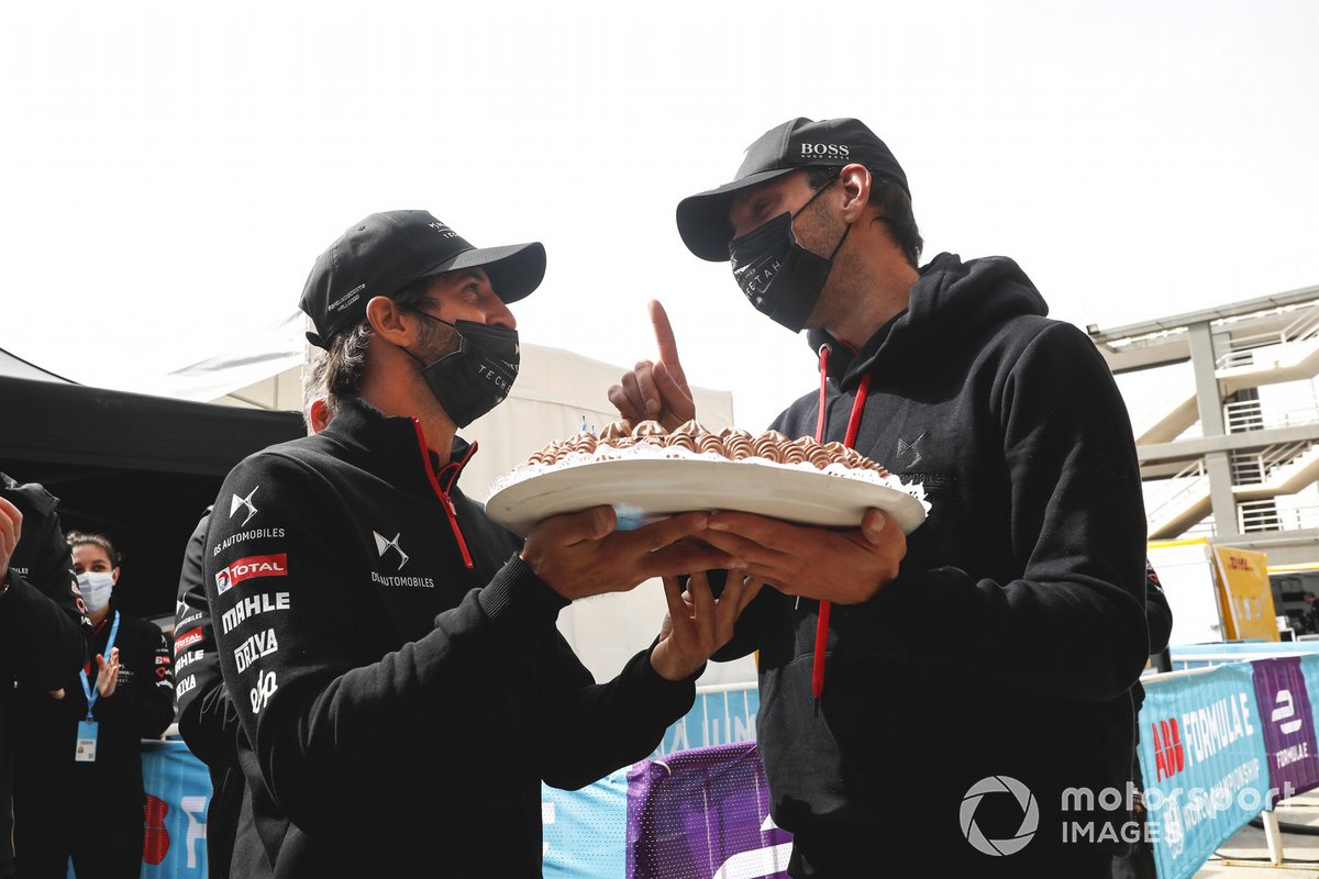 Jean-Eric Vergne, DS Techeetah recibe su tarta de cumpleaños de Antonio Felix Da Costa, DS Techeetah