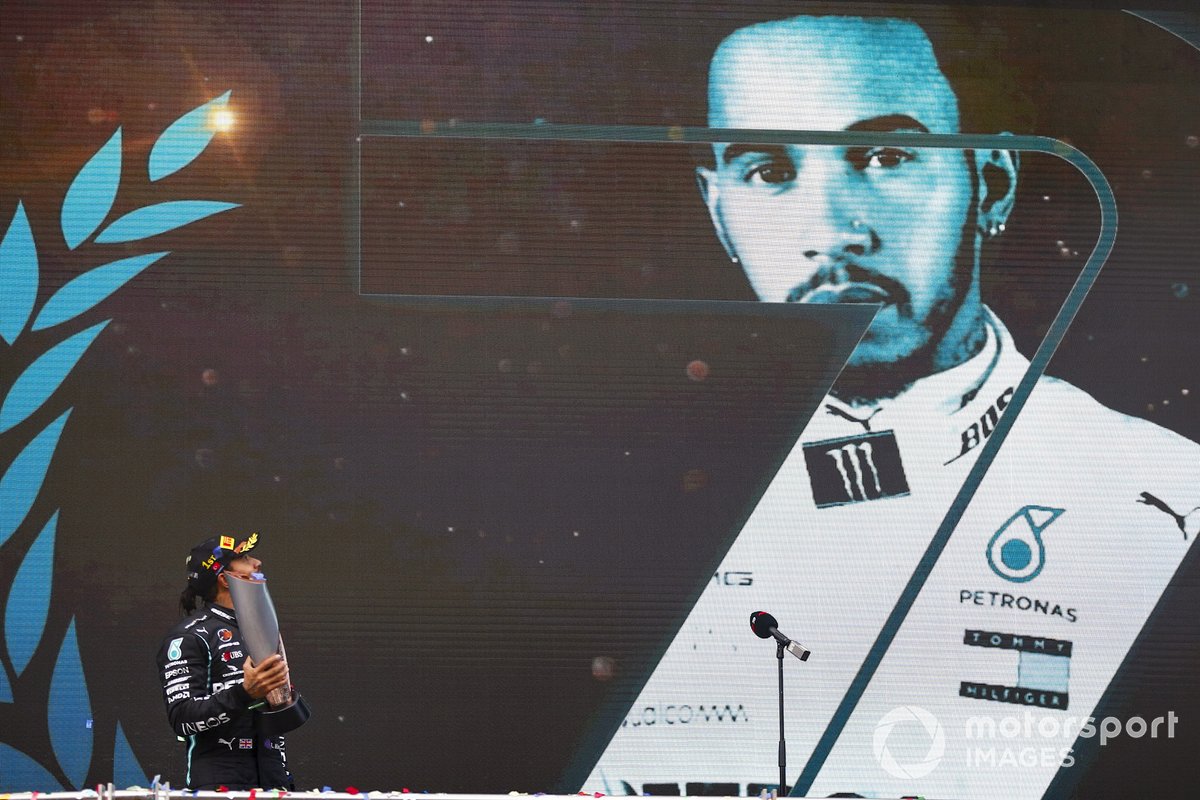 Podio: ganador y campeón del mundo Lewis Hamilton, Mercedes-AMG F1