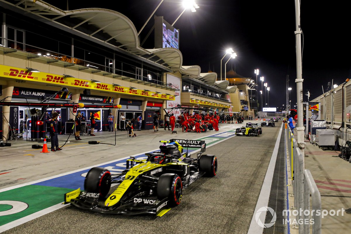 Esteban Ocon, Renault F1 Team R.S.20, Daniel Ricciardo, Renault F1 Team R.S.20, in pit lane