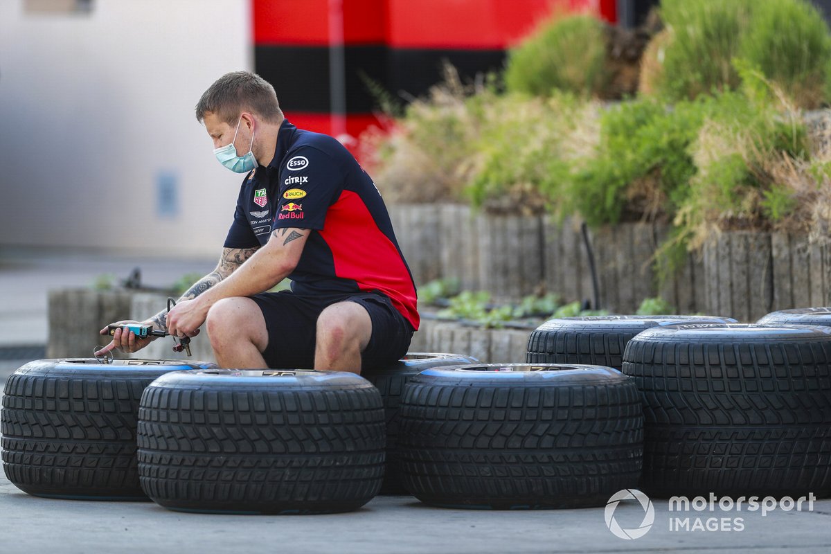 Un mecánico de Red Bull revisa los neumáticos