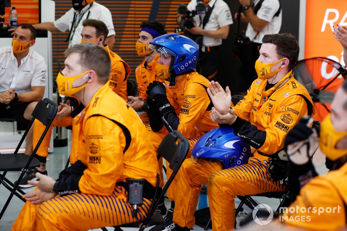 Mecánicos de McLaren en boxes
