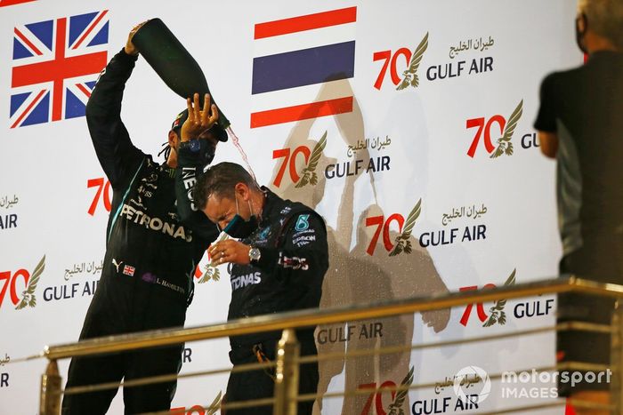 Podio: ganador Lewis Hamilton, Mercedes-AMG F1