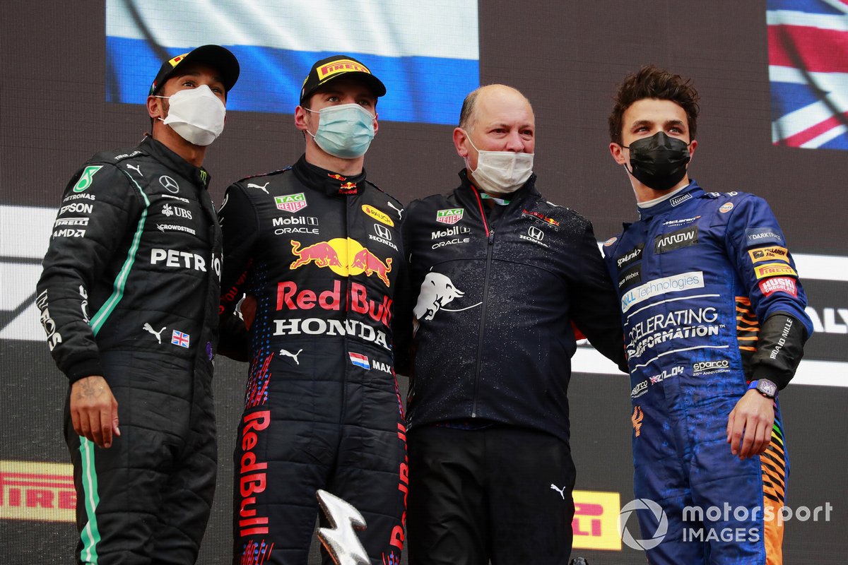 Podio: segundo lugar Lewis Hamilton, Mercedes, ganador Max Verstappen, Red Bull Racing, y el tercer lugar Lando Norris, McLaren