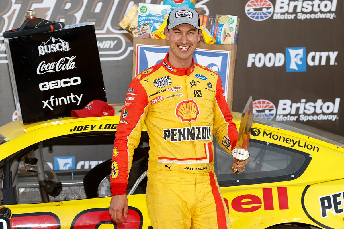 Победитель гонки Джои Логано, Team Penske, Ford Mustang Shell Pennzoil