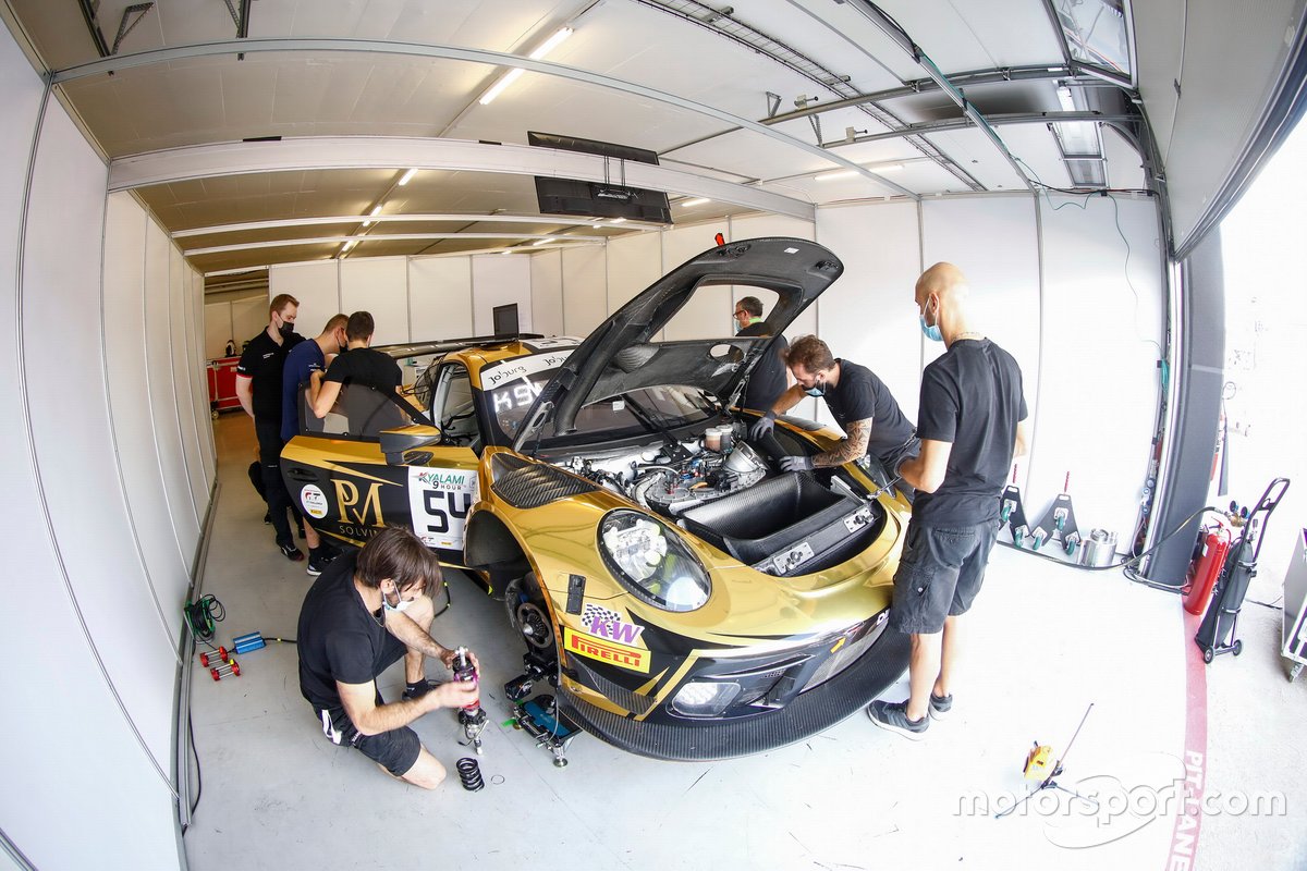 #54 Dinamic Motorsport Porsche 911 GT3 R: Laurens Vanthoor, Earl Bamber, Kevin Estre