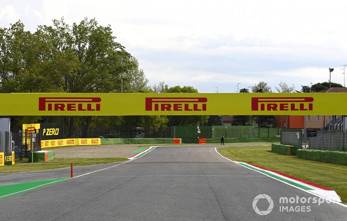Carteles de Pirelli en Imola
