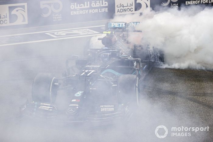 Valtteri Bottas, Mercedes F1 W11, 2ª posición, realiza unos donuts de celebración