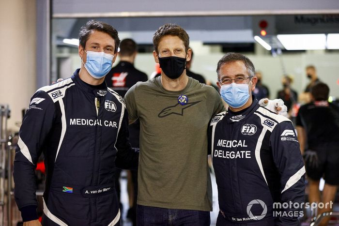 Romain Grosjean, Haas F1 se reúne con el doctor Ian Robert y el piloto del coche médico Alan van der Merwe que lo asistió en su accidente