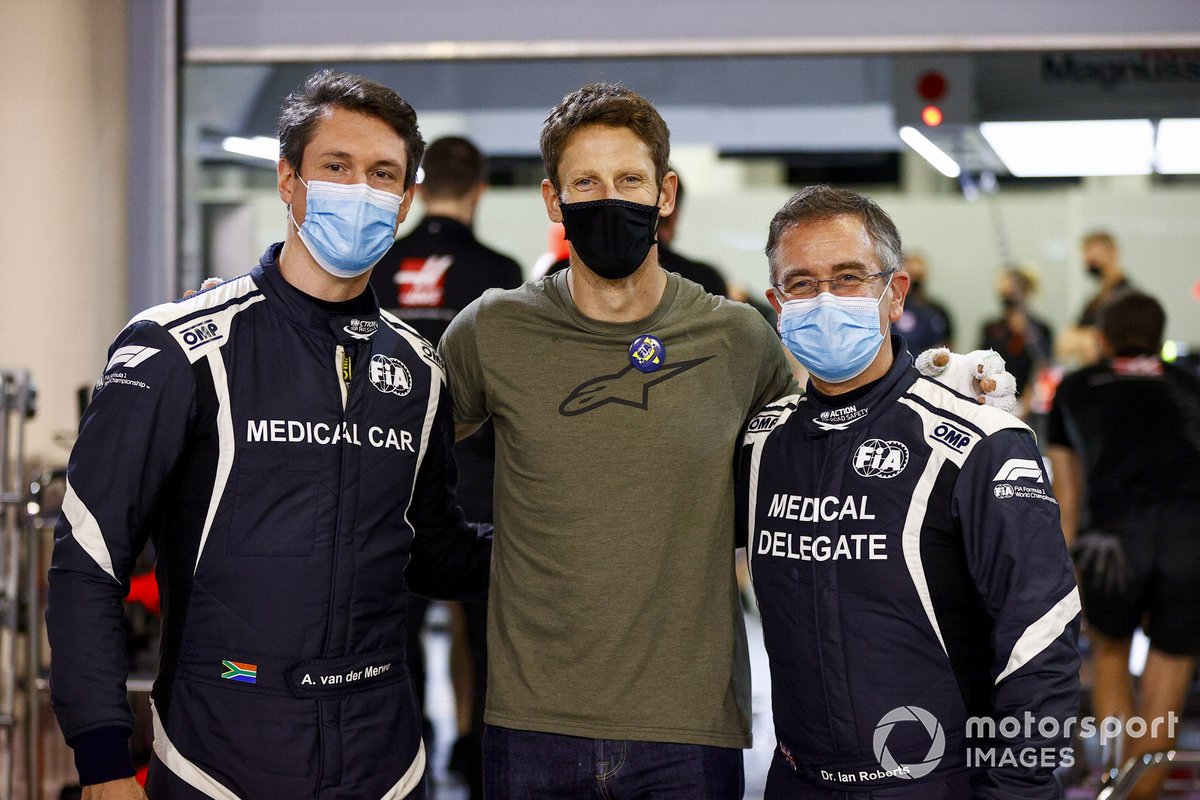 Romain Grosjean, Haas F1 retrouve Doctor Ian Robert et le pilote de la voiture médicale Alan van der Merwe qui l'ont aidés à sortir de sa monoplace lors de son crash