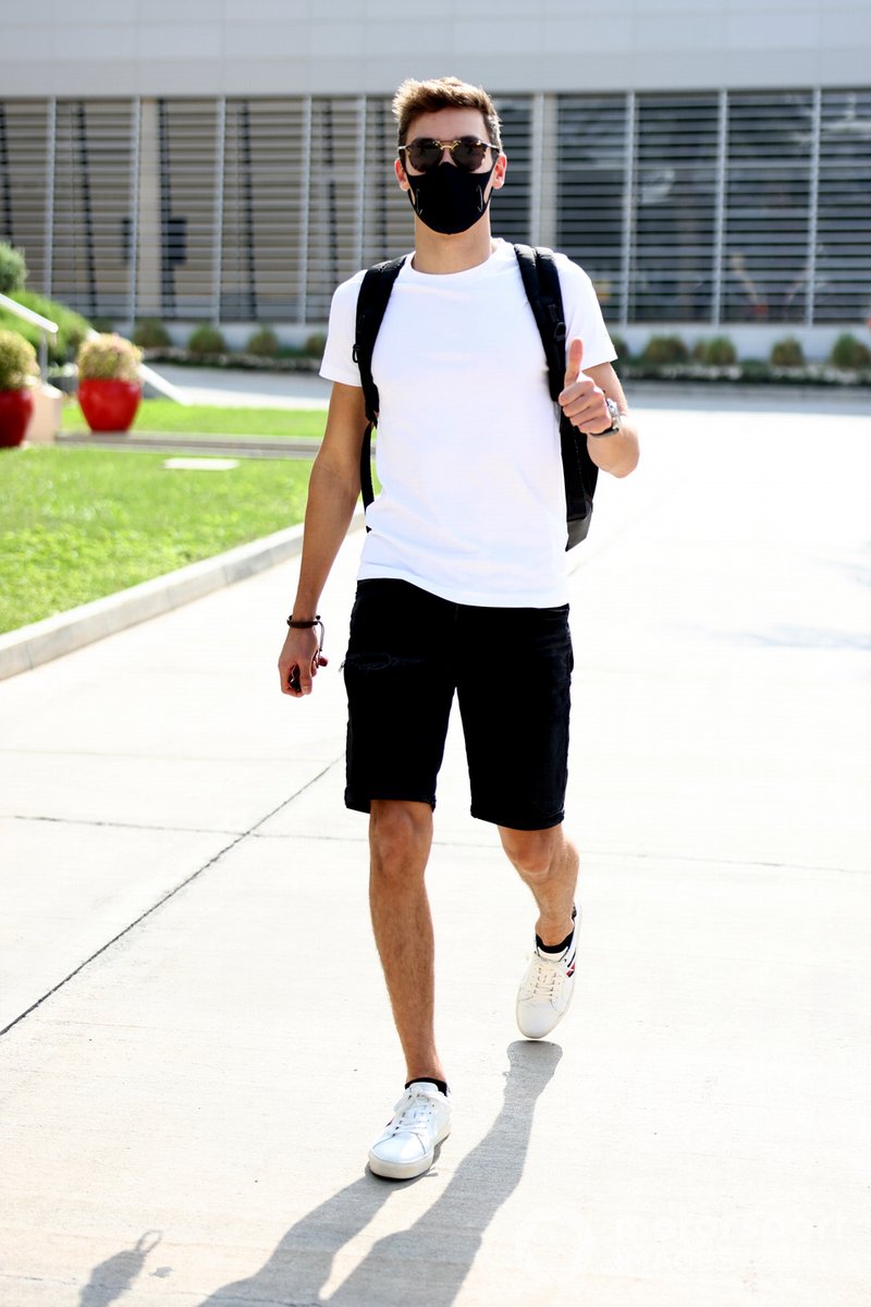 George Russell, Mercedes-AMG F1 en el paddock