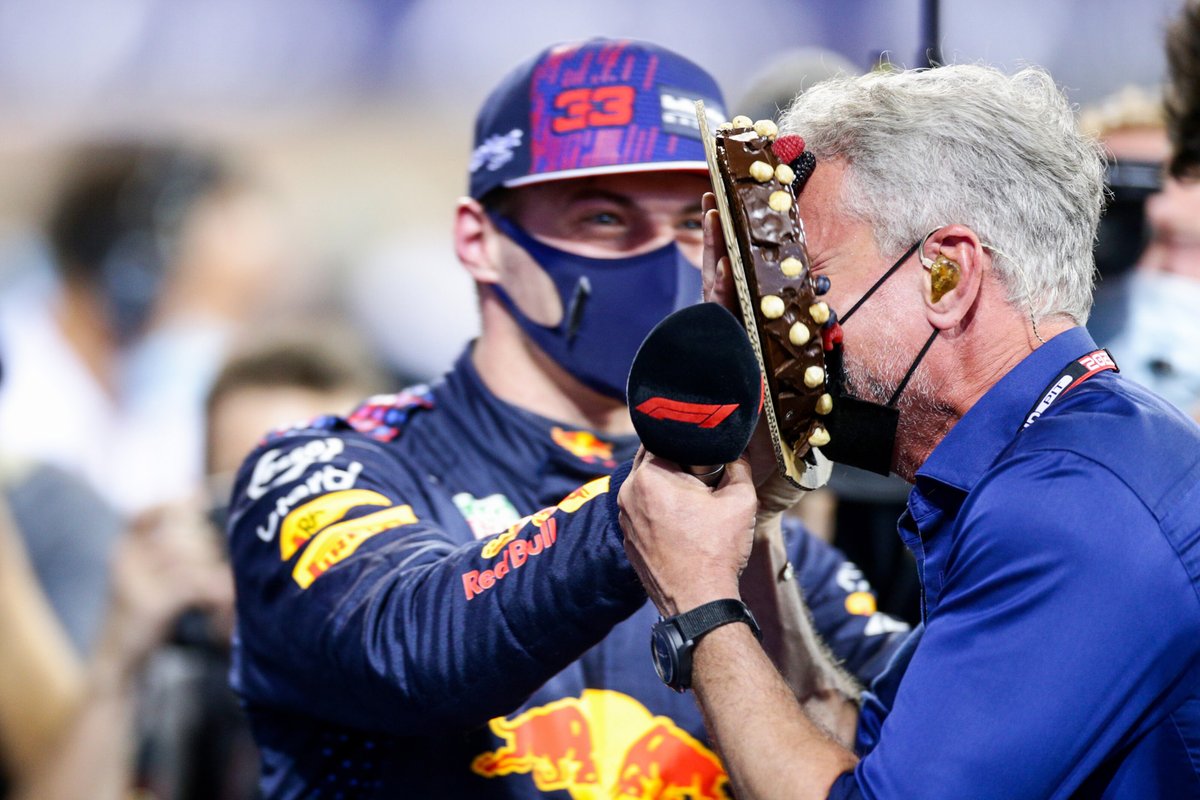Ganador de la pole Max Verstappen, Red Bull Racing con David Coulthard le da un pastelazo