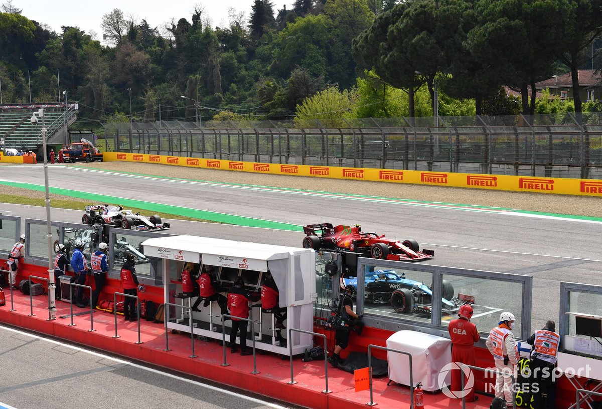 Fernando Alonso, Alpine A521, Carlos Sainz Jr., Ferrari SF21, Pierre Gasly, AlphaTauri AT02, y Mick Schumacher, Haas VF-21, practican la salida