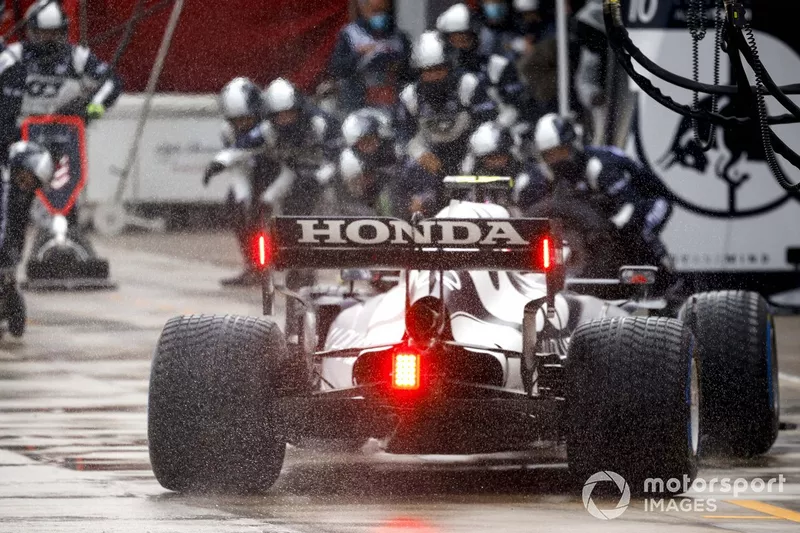 Pierre Gasly, AlphaTauri AT02, pit stop