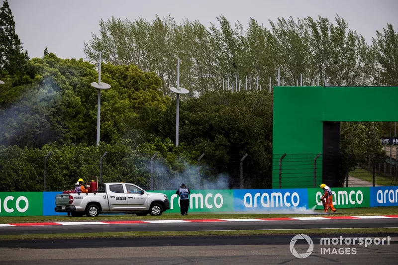 Les maréchaux se précipitent pour éteindre le feu sur l'herbe