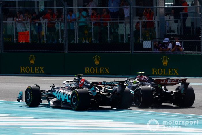 Nico Hulkenberg, Haas VF-24, lucha con Lewis Hamilton, Mercedes F1 W15