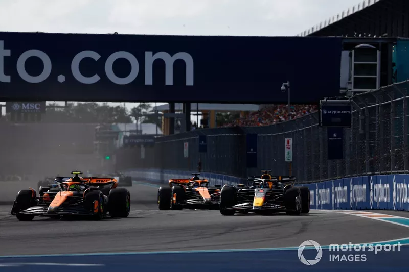 Lando Norris, McLaren MCL38, Max Verstappen, Red Bull Racing RB20, Oscar Piastri, McLaren MCL38