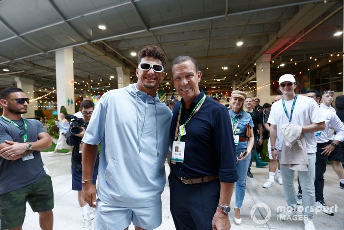 Daniel Grieder, CEO, Boss y Patrick Mahomes, inversor del equipo Otro Capital Alpine F1 y jugador de los Kansas City Chiefs.