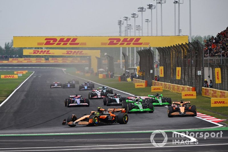 Lando Norris, McLaren MCL38, Oscar Piastri, McLaren MCL38, Zhou Guanyu, Kick Sauber C44, Valtteri Bottas, Kick Sauber C44, George Russell, Mercedes F1 W15, il resto dello schieramento
