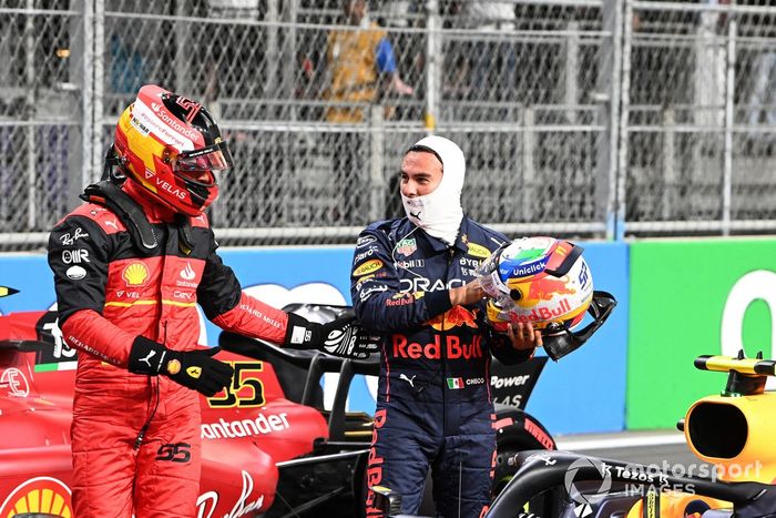 Ganador de la pole, Sergio Pérez, de Red Bull Racing, celebra tras la clasificación  con Carlos Sainz Jr., Ferrari