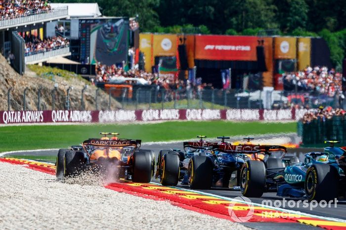 Lando Norris, McLaren MCL38, se queda con una rueda en la grava en la salida
