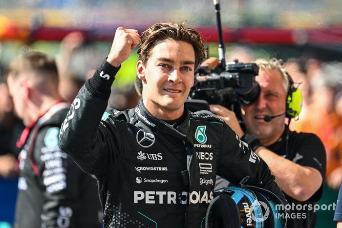 George Russell, Mercedes-AMG F1 Team, 1ª posición, celebra su llegada al Parc Ferme