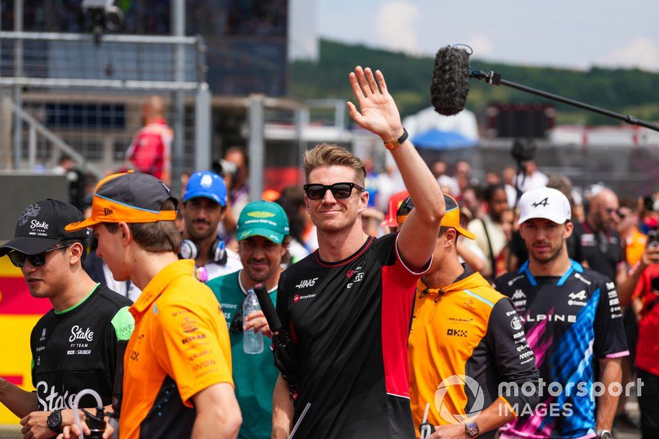 Nico Hulkenberg, Haas F1 Team, saluda a los aficionados en el desfile de pilotos, entre Zhou Guanyu, Stake F1 Team Kick Sauber, Oscar Piastri, McLaren F1 Team, Fernando Alonso, Aston Martin F1 Team, Daniel Ricciardo, Visa Cash App RB F1 Team, Lando Norris