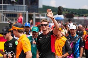 Nico Hulkenberg, Haas F1 Team, saluda a los aficionados en el desfile de pilotos, entre Zhou Guanyu, Stake F1 Team Kick Sauber, Oscar Piastri, McLaren F1 Team, Fernando Alonso, Aston Martin F1 Team, Daniel Ricciardo, Visa Cash App RB F1 Team, Lando Norris