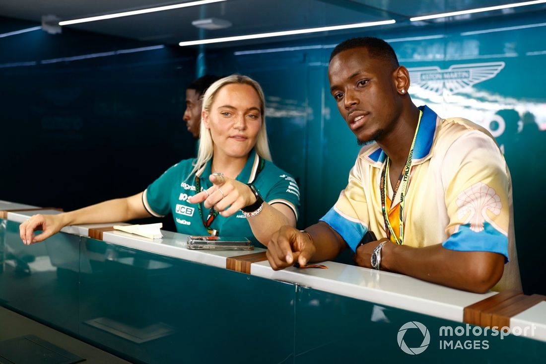 Micheal Ward y Abdel Aziz Gomes visitan el garaje de Aston Martin 