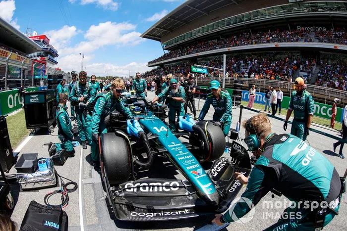 Los mecánicos de McLaren empujan a Fernando Alonso, Aston Martin AMR24, a su puesto en parrilla