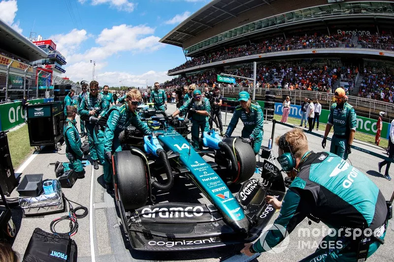 Los mecánicos de McLaren empujan a Fernando Alonso, Aston Martin AMR24, a su puesto en parrilla