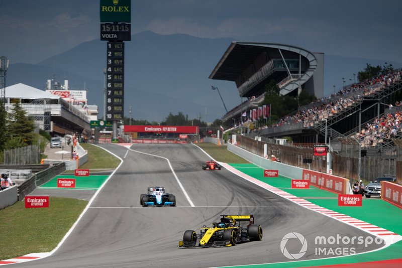 Daniel Ricciardo, Renault R.S.19, leads George Russell, Williams Racing FW42, and Sebastian Vettel, Ferrari SF90