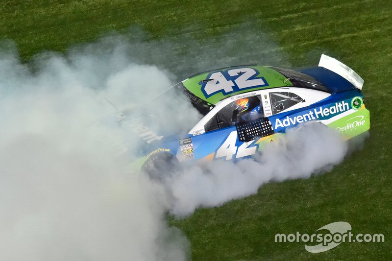 Ganador del All-Star Race Kyle Larson, Chip Ganassi Racing, Chevrolet Camaro Advent Health