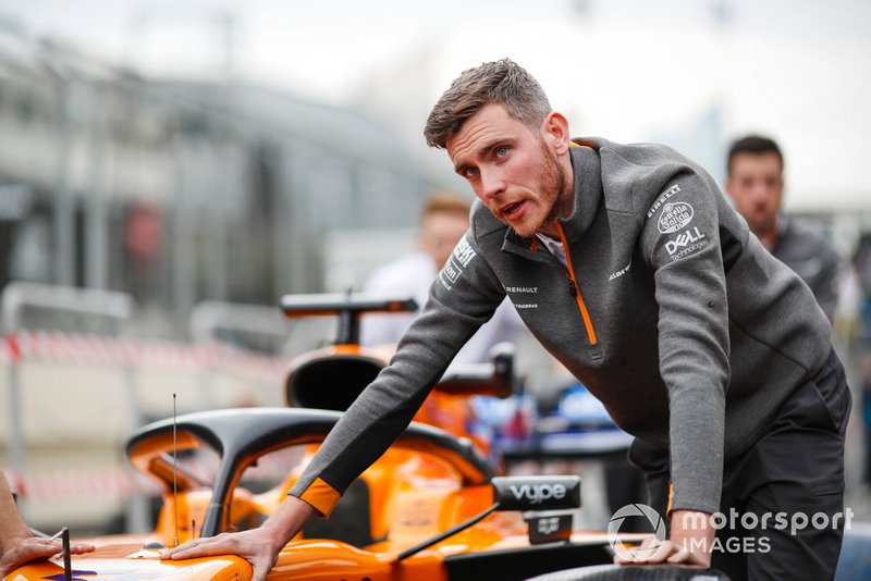 McLaren mühendisi, Carlos Sainz Jr., McLaren MCL34 aracını itiyor