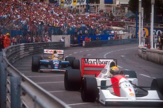 Lider Ayrton Senna, McLaren MP4/7A Honda, ve 2. Nigel Mansell, Williams FW14B Renault