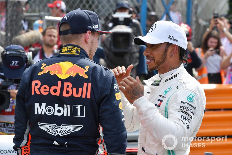 Max Verstappen, Red Bull Racing, parla con Lewis Hamilton, Mercedes AMG F1, dopo le Qualifiche