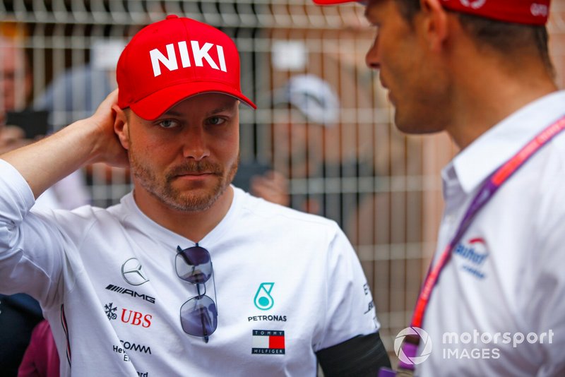 Valtteri Bottas, Mercedes AMG F1, con indosso il suo cappellino in tributo a Niki Lauda